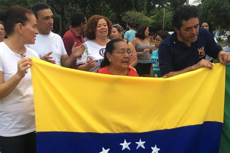 Grupo de venezuelanos protesta contra xenofobia após dois atentados à comunidade em Boa Vista