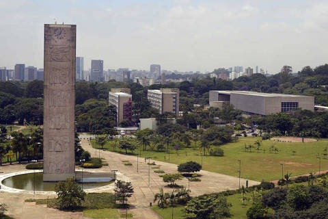 SÃO PAULO, SP, BRASIL, 30-01-2013: Foto para capa da revista São Paulo. Vista da Cidade Universitária com a praça do relógio ao centro, a partir do predio da reitoria. (Foto: Christian von Ameln/Folhapress)