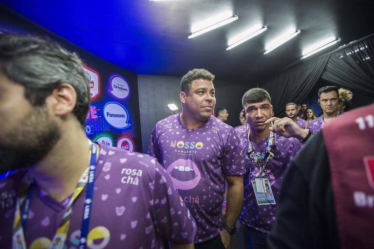 Ronaldo faz 'hora extra' e sai às 6h do Sambódromo do Rio de Janeiro