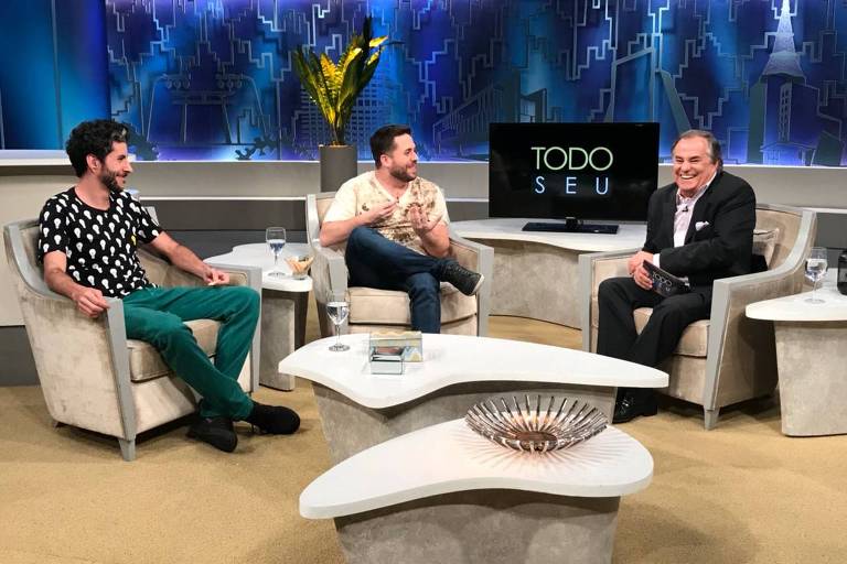 Ronnie Von conversa com Mauricio Meirelles (centro) e Ederson Miranda