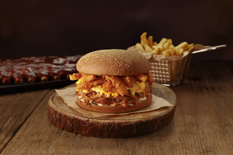 Ribs Bloomin' Burger - costela desfiada, queijos gratinados, pétalas de Bloomin Onion e maionese da casa, servida no pão de hambúrguer australiano