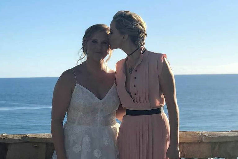 Amy Schumer se casa, e Jennifer Lawrence quase mostra demais com vestido aberto