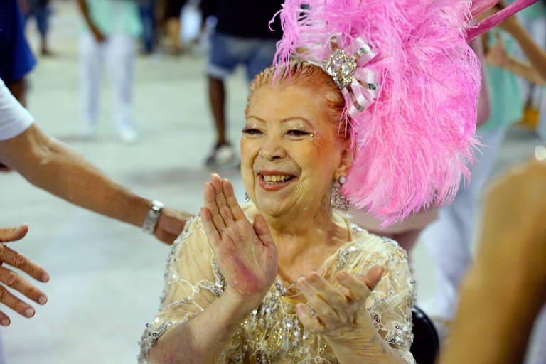 Beth Carvalho desfila na Mangueira no Carnaval de 2018