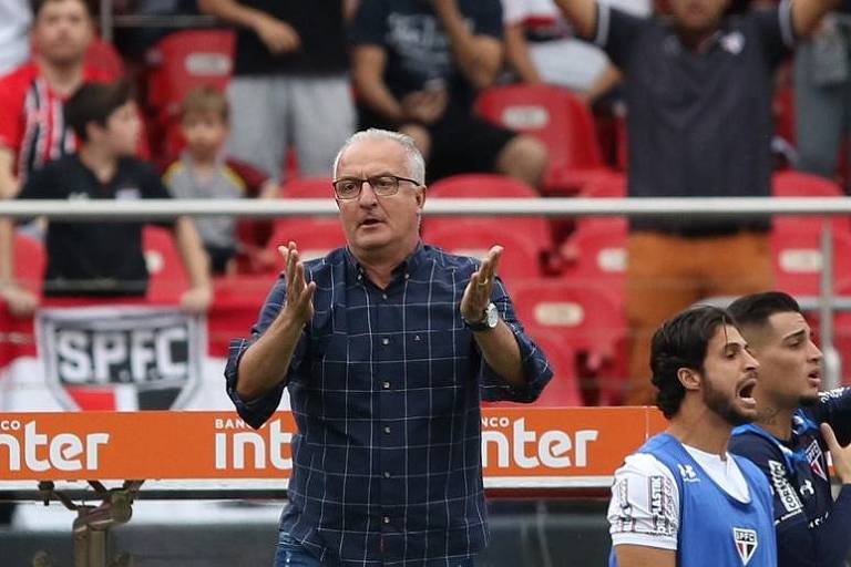 O técnico Dorival Júnior comanda o São Paulo na derrota por 2 a 1 para o Santos, no Morumbi