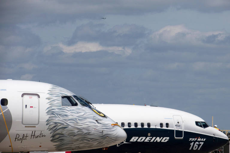 Um Embraer E190-E2 e um Boeing-737 MAX durante exposição na feira de Le Bourget, na França, em 2017