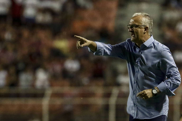 homem com camisa azul ponta para a esquerda