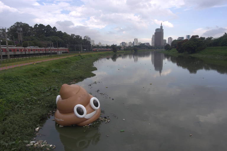 Cocô inflável gigante colocado no rio Pinheiros pelo movimento #VoltaPinheiros