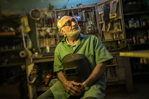 SAO PAULO - 08.03.2018 - ESPECIAL - SONO NA VELHICE - O músico José Davino Rosa, 79, toca oboé. Foi instrumentista da PM e de várias orquestras do interior, e professor em conservatórios. Deu aulas durante 20 anos. Há cerca de 10 anos, perdeu a audição nos dois ouvidos e precisou deixar o instrumento. Hoje ele se ocupa principalmente em uma oficina que tem em sua casa, onde faz carpintaria e outros serviços manuais. Foto: KEINY ANDRADE/FOLHAPRESS