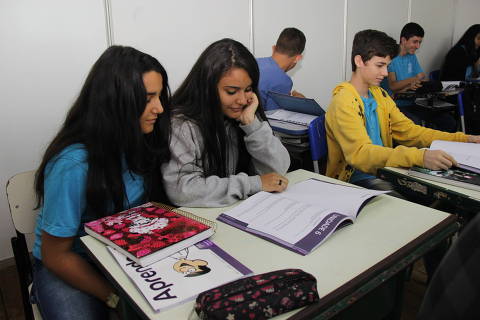 Alunos do Colégio Estadual José Peixoto, em Nova Veneza (GO), manipulando o caderno Aprender + na sala de aula
