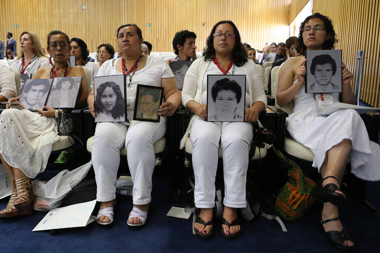 Sessão da Corte Interamericana de Direitos Humanos realizada no plenário do TST, onde representantes do governo colombiano reconhecem os desaparecidos no caso da desocupação do Palácio da Justiça em 1985. Familiares dos desaparecidos com fotos das vitimas durante a sessão.  