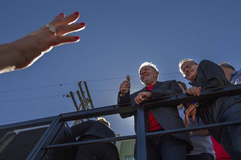 Foto feita do chão mostra Lula de baixo para cima, com céu azul ao fundo