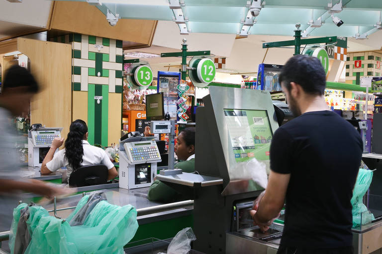 Cliente faz compras em supermercado; Anvisa quer alerta em rótulos de alimentos que contenham sódio, açúcar ou gorduras em excesso