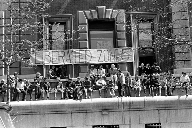 Alunos ficam sentados do lado da portaria do prédio de matemática, um dos cinco ocupados na Universidade Columbia durante a greve de 1968