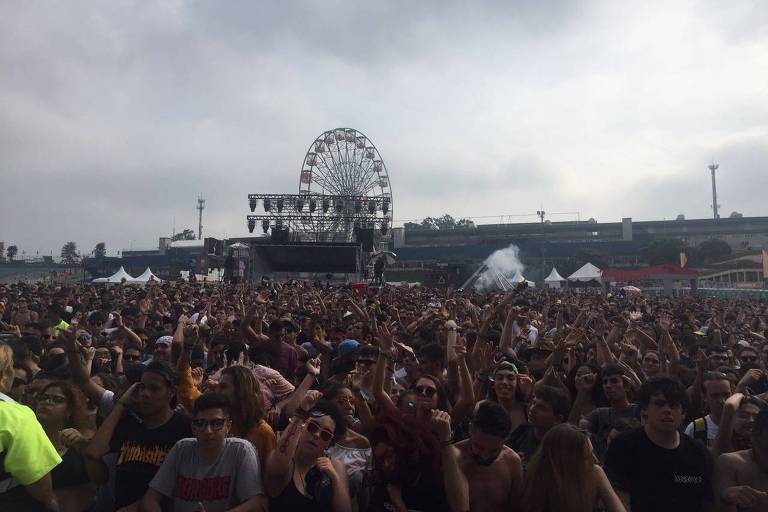 Palco Perry mostra, logo cedo, que a eletrônica abraçou o pop