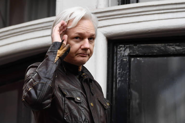 Russos fizeram plano para tirar Assange de embaixada em Londres, diz jornal