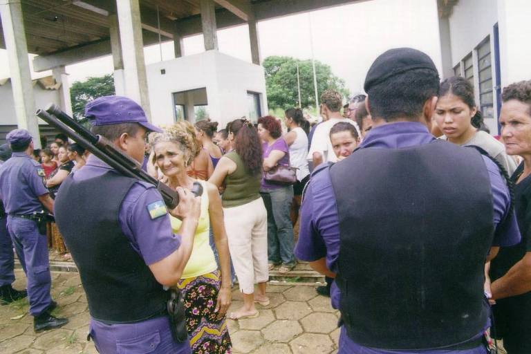 Familiares dos presos aguardam notícias na frente da penitenciária Urso Branco durante rebelião