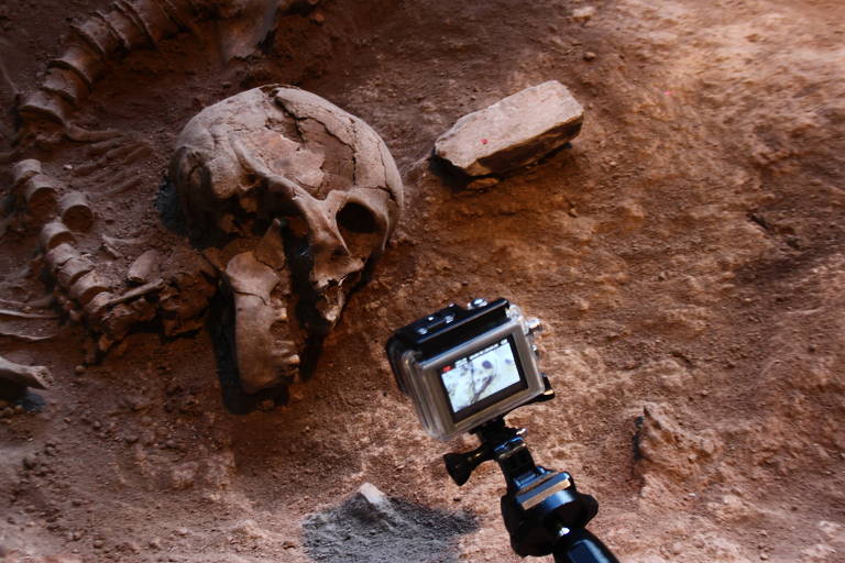 Esqueleto de paleoamericano achado na Lapa do Santo (MG). Câmera GoPro fotografa esqueleto