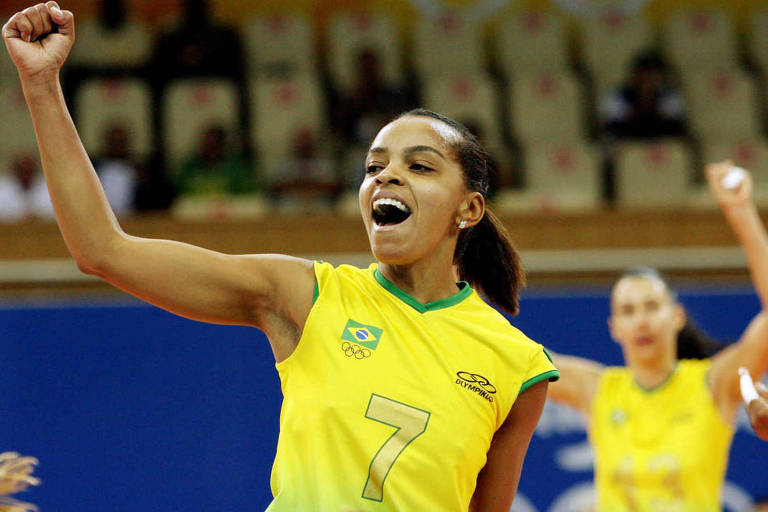 Fofão comemora a vitória da seleção brasileira diante da Sérvia por 3 sets a 0, na Olimpíada de Pequim-2008