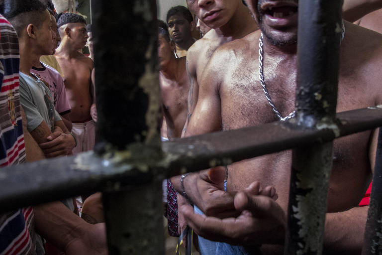 Cadeias superlotadas e muros em favelas