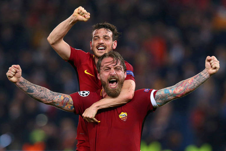 De Rossi e Alessandro Florenzi, da Roma, comemoram vitória sobre o Barcelona na Champions