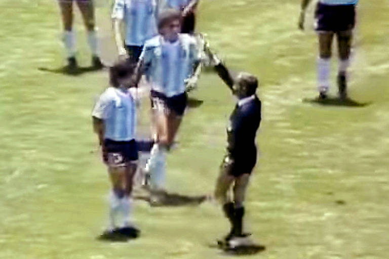 Reprodução de TV do lance em que Maradona é advertido com cartão amarelo pelo árbitro brasileiro Romualdo Arppi Filho na final da Copa de 1986 entre Argentina e Alemanha