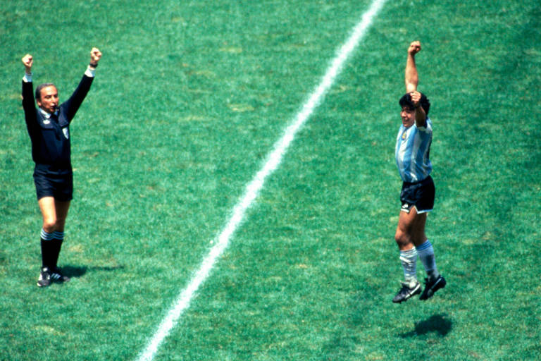 O árbitro brasileiro Romualdo Arppi Filho encerra partida final da Copa do Mundo de 1986 e Maradona comemora o título da Argentina sobre a Alemanha