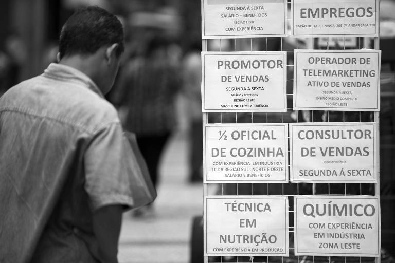 Vagas de emprego anunciadas em rua na região central de São Paulo