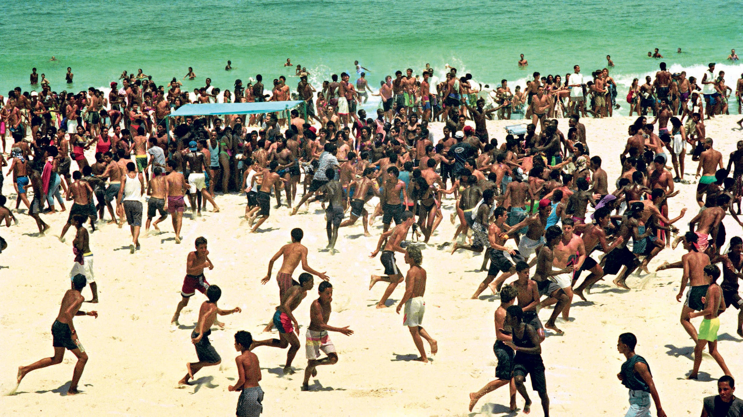 Guardas municipais entram em confronto com suspeitos de arrastão na praia de Ipanema, no Rio, em novembro de 2013