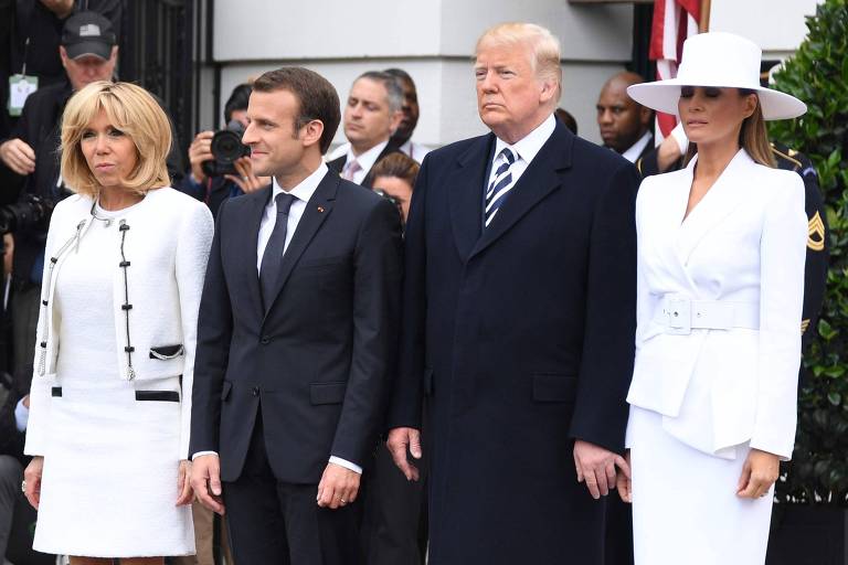 Brigitte Macron, primeira dama da França e o presidente francês Emmanuel Macron, ao lado de Trump e Melania, que se recusava a dar a mão ao marido