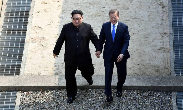 Kim Jong-un cruza divisa para cúpula com sul-coreano