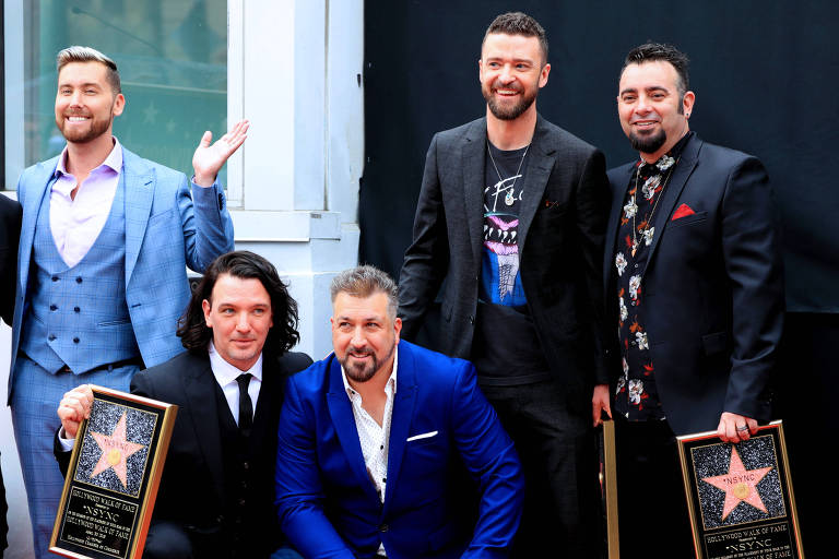 Para delírio dos fãs, boy band NSync se reúne na Calçada da Fama de Hollywood