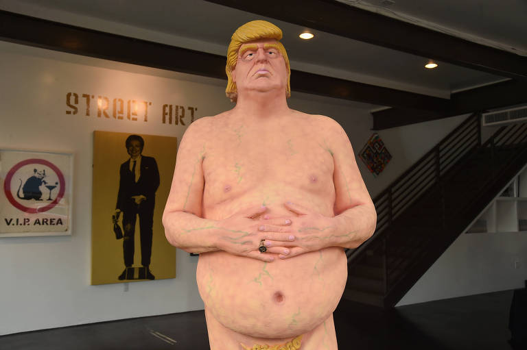 Estátua de Donald Trump nu