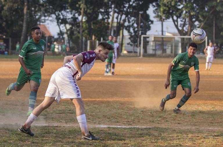 Várzea é refúgio de jogadores em busca de nova chance