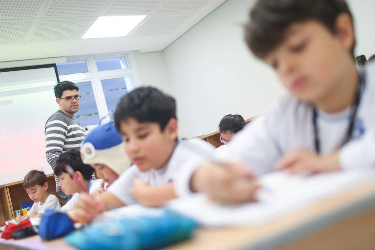 Alunos em escola em SP; quase 100% completam o ensino básico no país