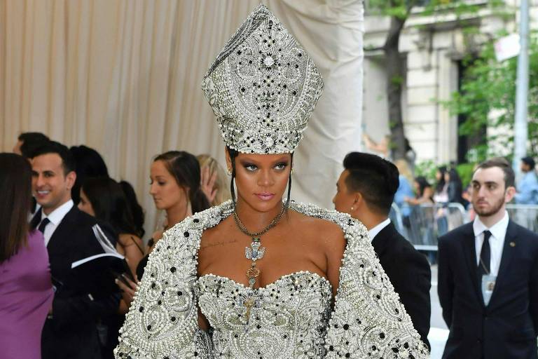 'Sigo a religião Rihanna', dizem internautas sobre roupa de papa no Met Gala 2018