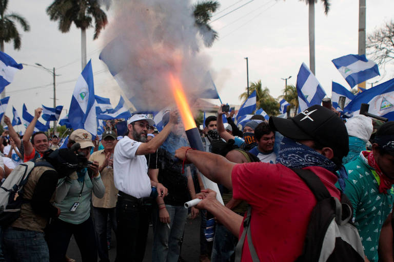 Manifestantes usam instrumento de fabricação caseira para atirar fogos durante protesto contra o presidente da Nicarágua, Daniel Ortega, em Manágua