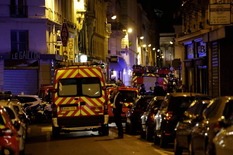 Bombeiros bloqueiam a rua Saint Augustin, em Paris, perto onde uma pessoa foi morta em ataque a faca