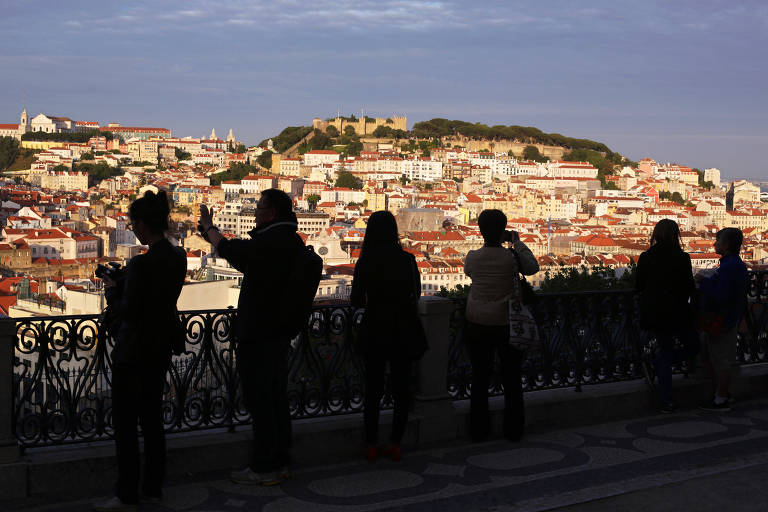 Turistas fotografam o centro de Lisboa