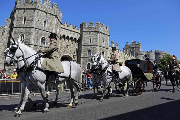 A carroagem do modelo Ascot Landau, na qual os noivos farão um passeio pela cidade após o casamento, puxada pelos cavalos de Windsor durante o ensaio do casamento real