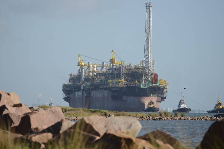 Plataforma P-58 ainda em viagem à costa do Estado do Espírito Santo