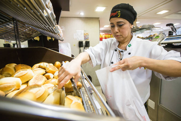 Dólar provoca alta na farinha, mas preço do pão não sobe em SP