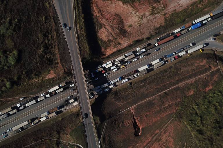 Caminhoneiros bloqueiam rodovias em semana de protesto