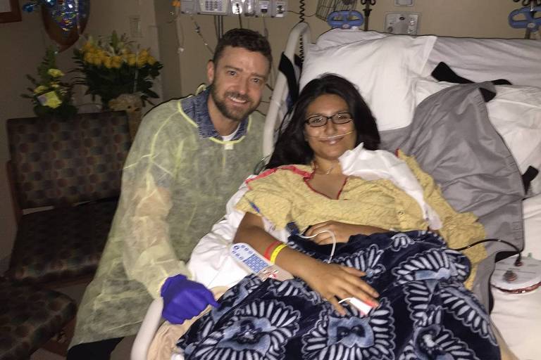 Cantor Justin Timberlake visita vítimas de atentado em escola dos EUA