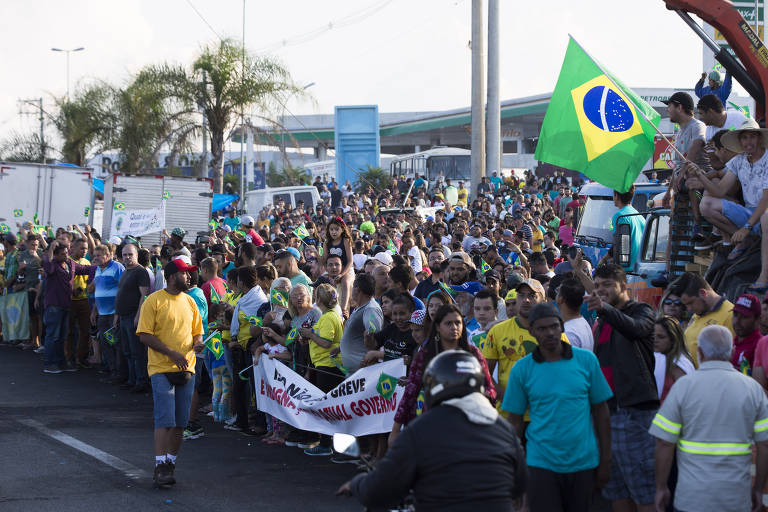 Caminhoneiros fazem manifestação por dez dias e param o país