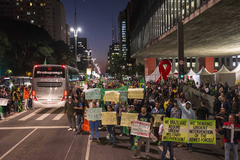 Manifestantes pedem intervenção militar na av. Paulista