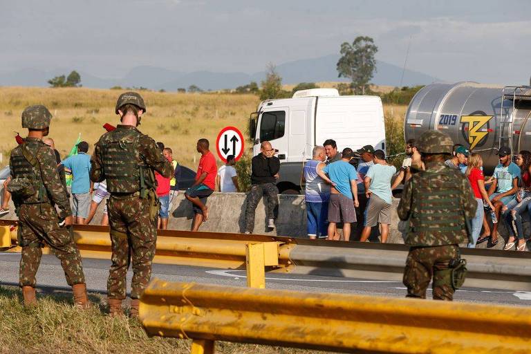 Soldados observam protesto de caminhoneiros estacionados na via Dutra, em Seropédica (RJ)