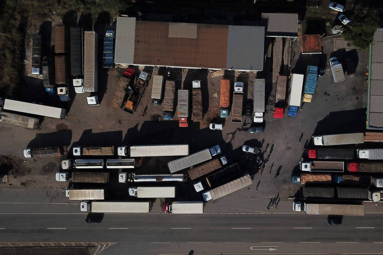 Vista aérea de caminhões bloqueando a BR-262, em Juatuba (Minas Gerais)