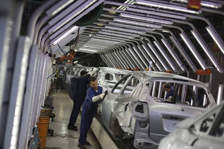 Operários montam carro em fábrica da Ford, em São Bernardo do Campo (SP)