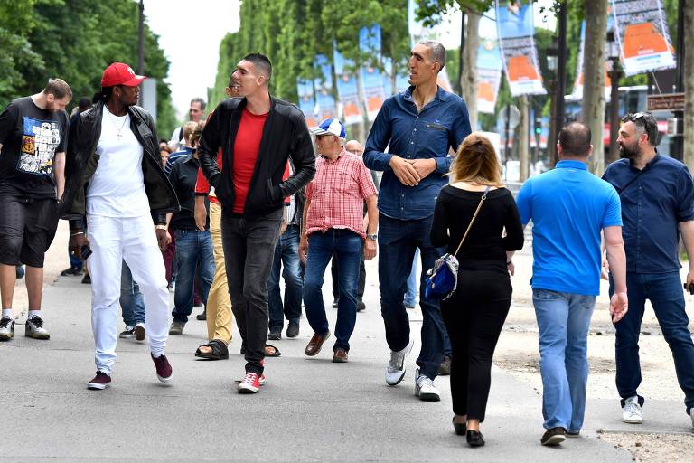 Encontro dos homens mais altos do mundo atrai olhares curiosos em Paris