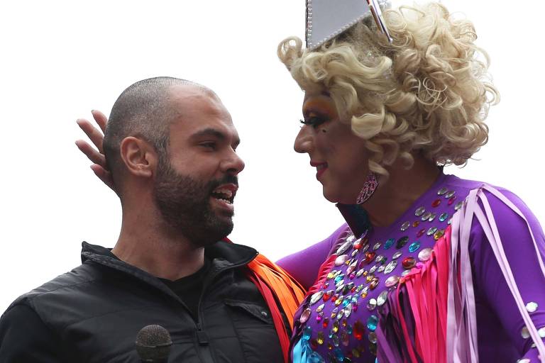 Bruno Covas ao lado de drag queen em trio elétrico